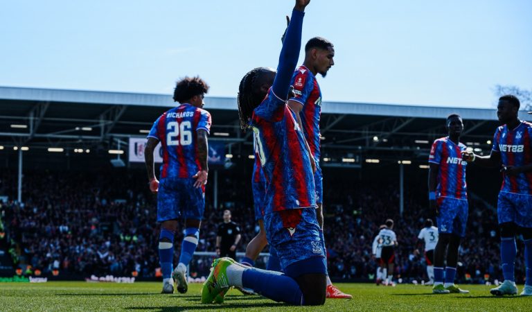 Crystal Palace é rebaixado de competição europeia por ter John Textor como sócio Crystal Palace é rebaixado de competição europeia por ter John Textor como sócio