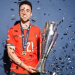 Diogo Jota segura taça da Nations que venceu com Portugal