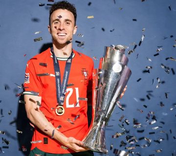 Diogo Jota segura taça da Nations que venceu com Portugal