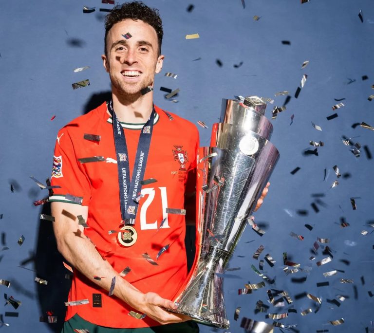 Diogo Jota segura taça da Nations que venceu com Portugal
