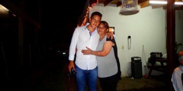 Germán Cano posa ao lado de Marina Recalde, sua mãe
