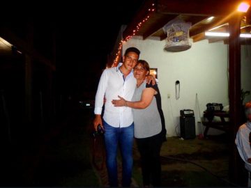 Germán Cano posa ao lado de Marina Recalde, sua mãe