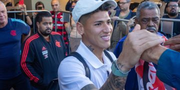 Jorge Carrascal chega ao aeroporto para se apresentar ao Flamengo (Foto: Samuel Almeida/ @csavfotos)