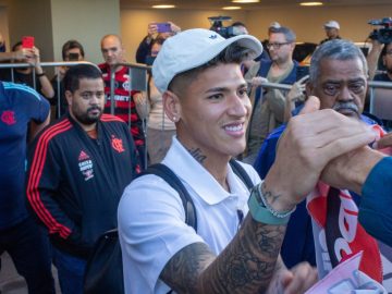 Jorge Carrascal chega ao aeroporto para se apresentar ao Flamengo (Foto: Samuel Almeida/ @csavfotos)