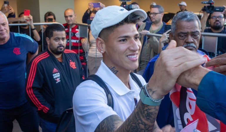 Carrascal desembarca no Rio para assinar com o Flamengo