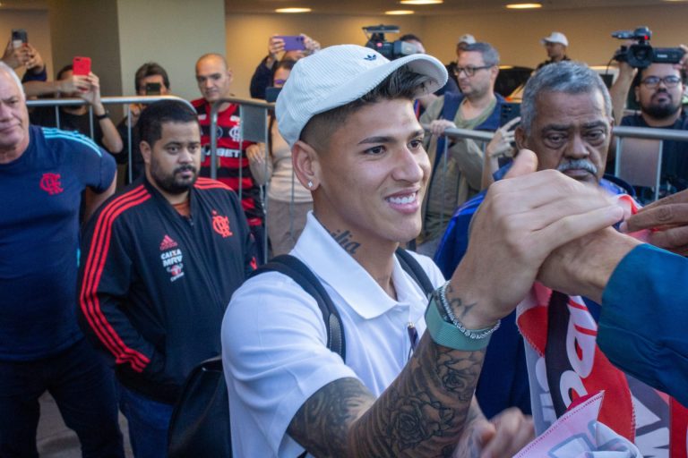 Jorge Carrascal chega ao aeroporto para se apresentar ao Flamengo (Foto: Samuel Almeida/ @csavfotos)