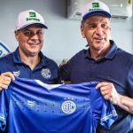 Rodolfo Landim segurando a camisa do Confiança.
