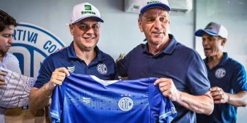 Rodolfo Landim segurando a camisa do Confiança.
