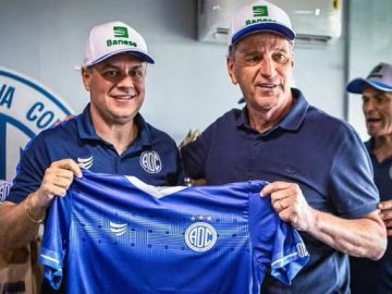 Rodolfo Landim segurando a camisa do Confiança.