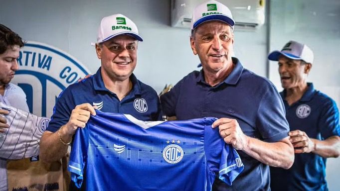 Rodolfo Landim segurando a camisa do Confiança.