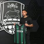 Douglas posa com a camisa do Krasnodar após anúncio oficial