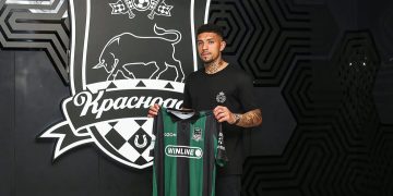 Douglas posa com a camisa do Krasnodar após anúncio oficial