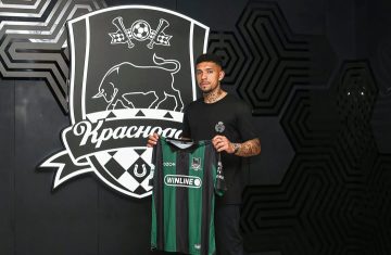 Douglas posa com a camisa do Krasnodar após anúncio oficial