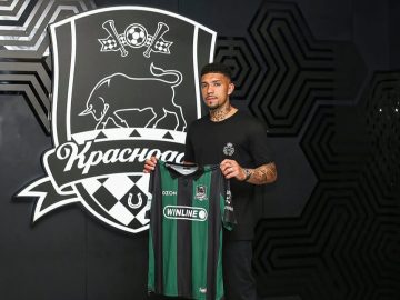 Douglas posa com a camisa do Krasnodar após anúncio oficial