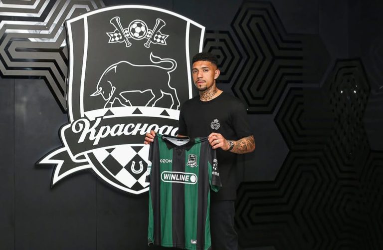 Douglas posa com a camisa do Krasnodar após anúncio oficial