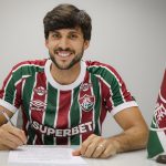 Igor Rabello assinando o contrato com o Fluminense.