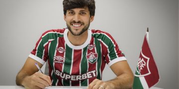 Igor Rabello assinando o contrato com o Fluminense.