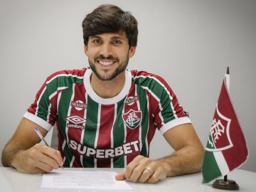 Igor Rabello assinando o contrato com o Fluminense.