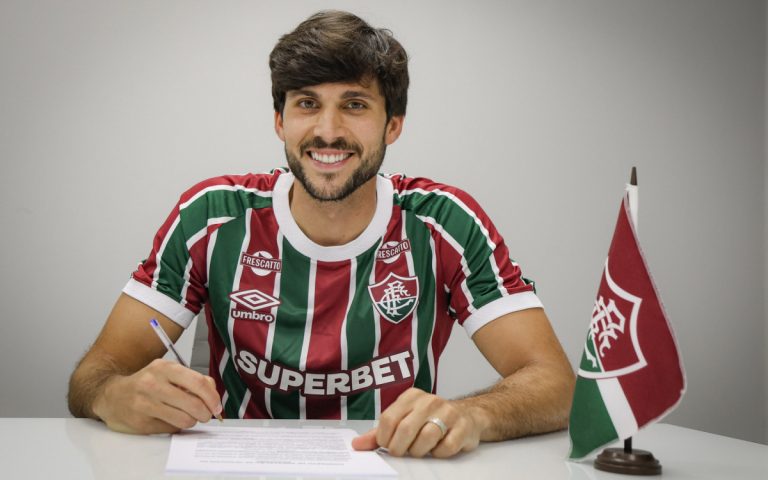 Igor Rabello assinando o contrato com o Fluminense.