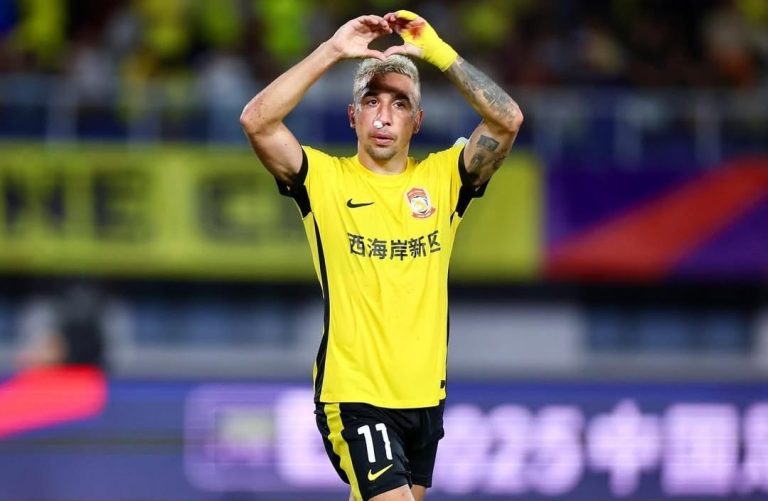 Davidson comemora gol marcado na vitória do Qingdao West Coast