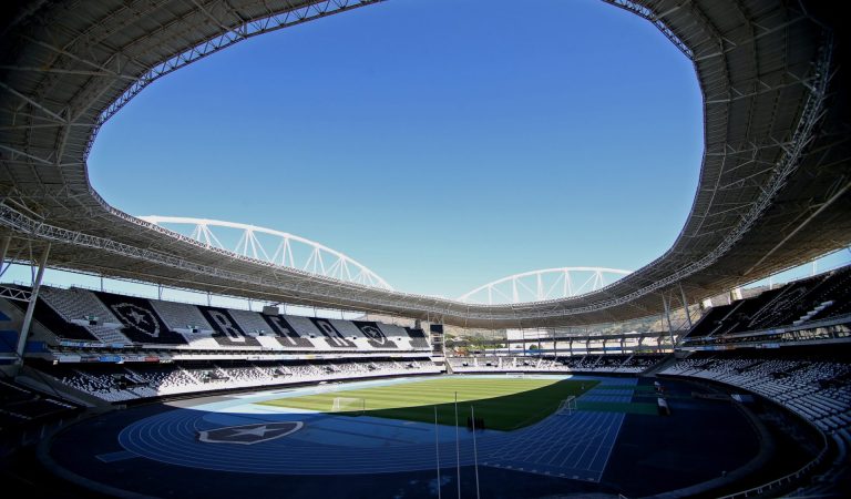 Flamengo e Botafogo se enfrentam em clássico decisivo Flamengo e Botafogo se enfrentam em clássico decisivo