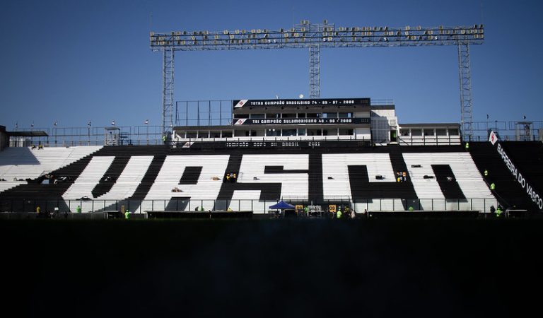 Vasco e CSA decidem vaga nas quartas da Copa do Brasil