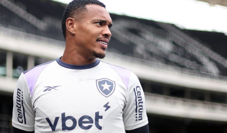 Botafogo rejeita proposta do West Ham por goleiro John