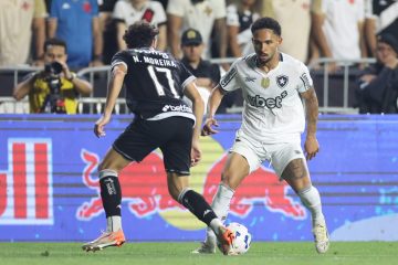 Vitinho, lateral do Botafogo, durante confronto contra o Vasco pela Copa do Brasil (Foto: Vitor Silva/Botafogo)