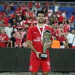Dudu posa com a taça de campeão local