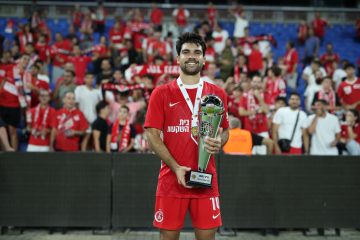 Dudu posa com a taça de campeão local