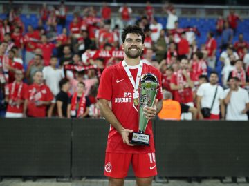 Dudu posa com a taça de campeão local