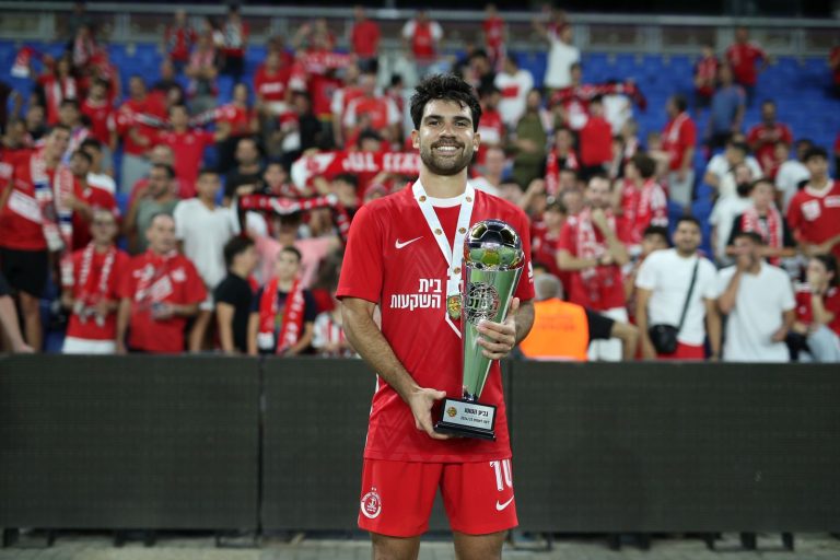 Dudu posa com a taça de campeão local