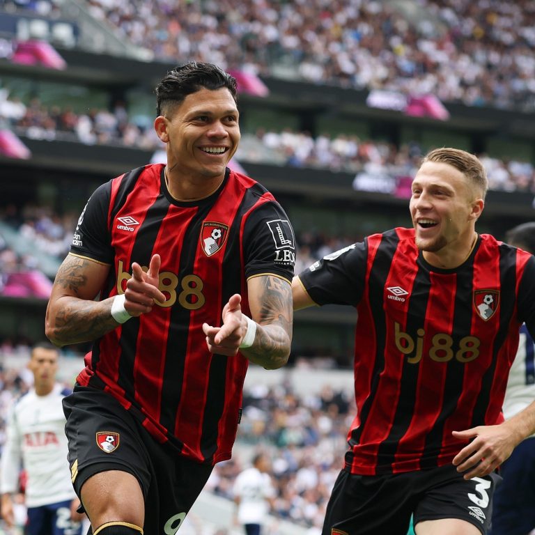Evanílson comemora gol diante do Tottenham