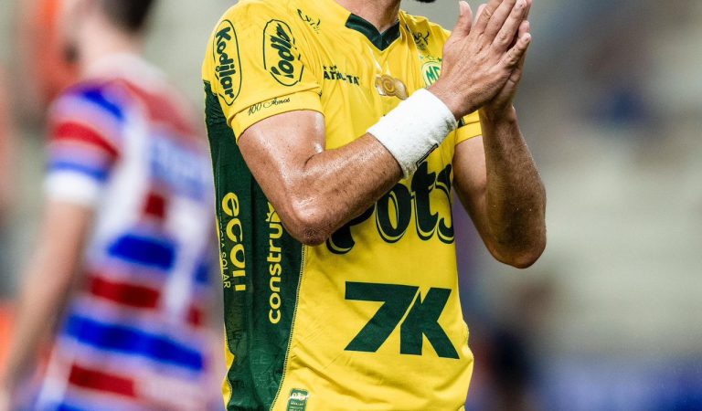 Yago Felipe chega a 450 jogos na carreira em vitória do Mirassol