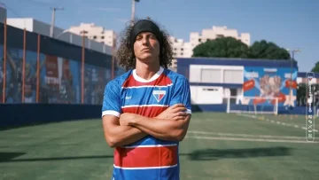 David Luiz posa com a camisa do Fortaleza (Mateus Lotif/Fortaleza EC)