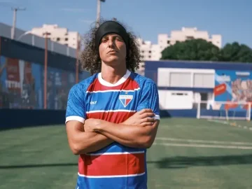 David Luiz posa com a camisa do Fortaleza (Mateus Lotif/Fortaleza EC)