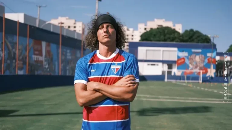 David Luiz posa com a camisa do Fortaleza (Mateus Lotif/Fortaleza EC)