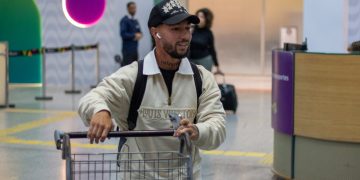 Luciano Acosta desembarcando no Rio de Janeiro