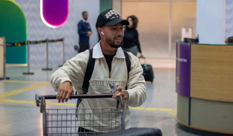 Luciano Acosta desembarca no Rio de Janeiro para reforçar o Fluminense