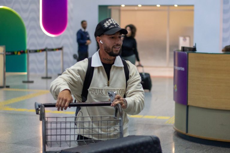 Luciano Acosta desembarcando no Rio de Janeiro