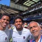 Estêvão e Andrey Santos com Romário em Stamford Bridge