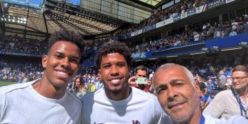 Estêvão e Andrey Santos com Romário em Stamford Bridge