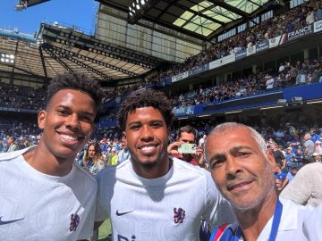 Estêvão e Andrey Santos com Romário em Stamford Bridge