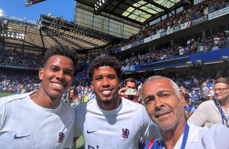 Estêvão e Andrey Santos com Romário em Stamford Bridge