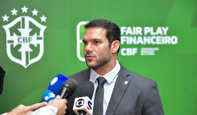 Camisa vermelha, impedimento semiautomático e calendário do futebol: Próximos passos de Samir Xaud na CBF