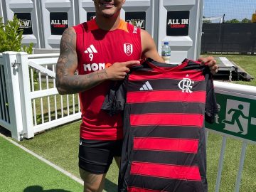 Rodrigo Muniz com a camisa do Flamengo