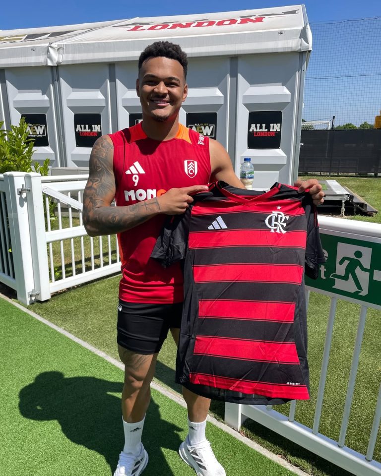 Rodrigo Muniz com a camisa do Flamengo