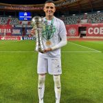 Bernardo Fontes posa com o troféu da segunda divisão portuguesa