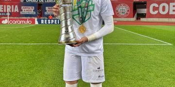 Bernardo Fontes posa com o troféu da segunda divisão portuguesa
