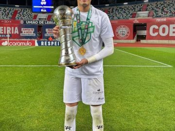 Bernardo Fontes posa com o troféu da segunda divisão portuguesa